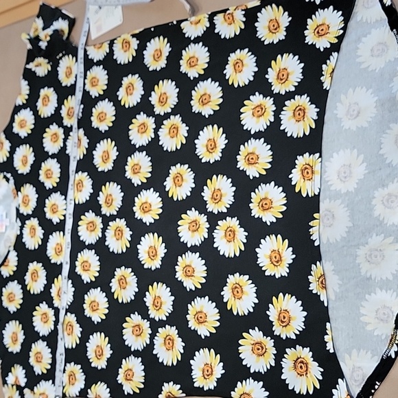 LuLaRoe Size XS Black with Daisy Pattern "IRMA" Tunic Top, NEW with Tag - Picture 6 of 13